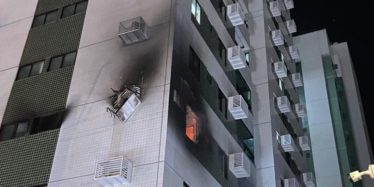 Incêndio atinge apartamento no segundo andar de prédio em Olinda