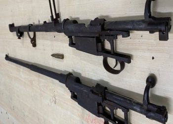 Policia apreende dois fuzis abandonados em Paulista