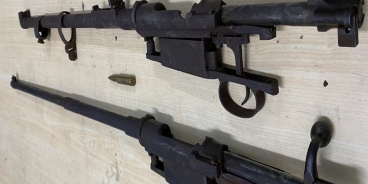 Policia apreende dois fuzis abandonados em Paulista