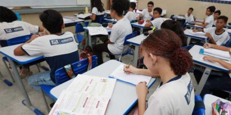 Jaboatão abre seleção para 56 vagas de auxiliar de educação infantil