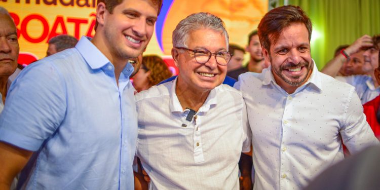 João Campos oficializa apoio e anuncia pré-candidato a vice de Elias Gomes no Jaboatão