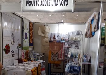 Feira vende produtos com renda revertida para abrigo de idosos