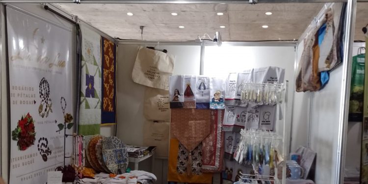 Feira vende produtos com renda revertida para abrigo de idosos