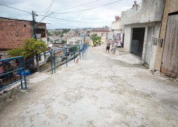 No Jordão, Prefeitura do Recife entrega ruas calçadas e escola ampliada