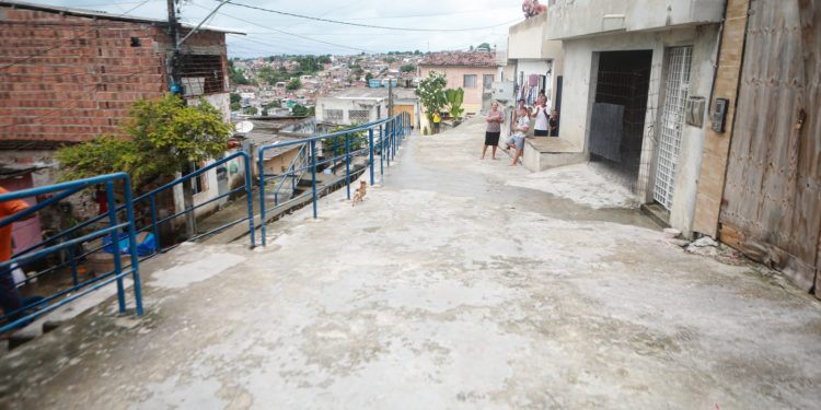 No Jordão, Prefeitura do Recife entrega ruas calçadas e escola ampliada
