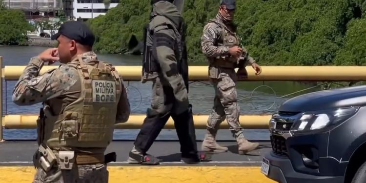 Granada Militar é encontrada no Rio Capibaribe