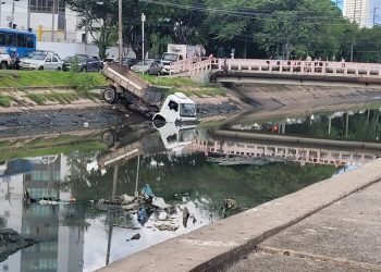 Caminhão cai dentro de canal em Boa Viagem
