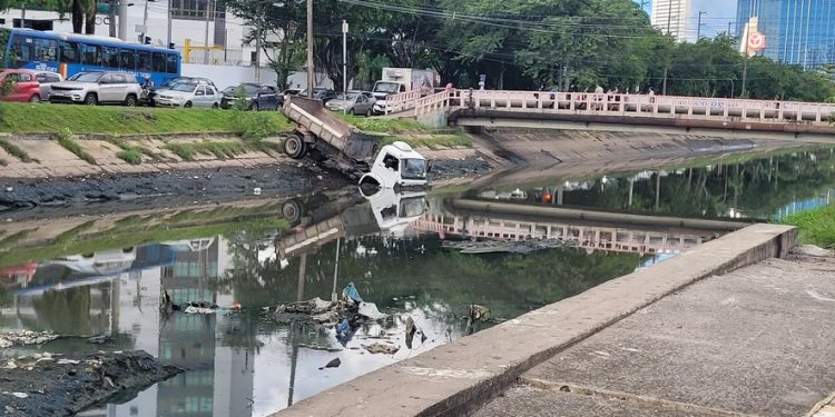 Caminhão cai dentro de canal em Boa Viagem