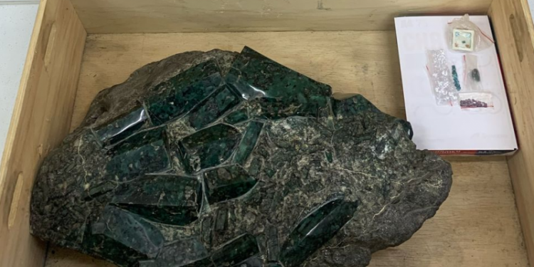 Três homens são presos em flagrante por roubar conjunto de esmeraldas avaliadas em R$ 3,5 milhões