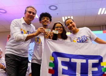 Programa Pé-de-Meia é lançado em Pernambuco e beneficiará mais de 177 mil estudantes