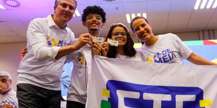 Programa Pé-de-Meia é lançado em Pernambuco e beneficiará mais de 177 mil estudantes
