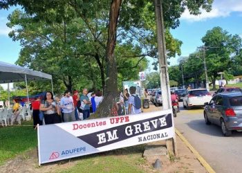 Governo propõe aumento de 13% a 31% para professores