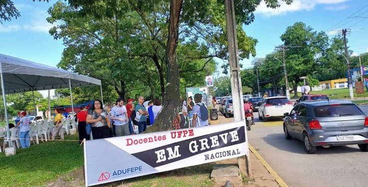 Governo propõe aumento de 13% a 31% para professores