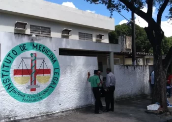 Homem, em cima do telhado, morre após levar choque