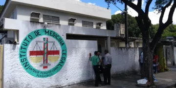 Homem, em cima do telhado, morre após levar choque