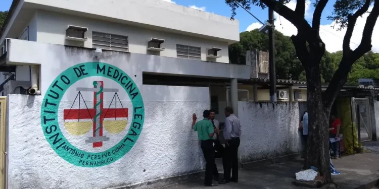 Homem, em cima do telhado, morre após levar choque