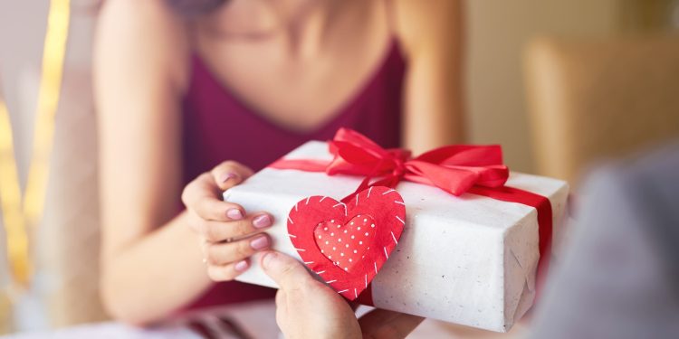 Procon Recife identifica variações de preços em presentes para o Dia dos Namorados