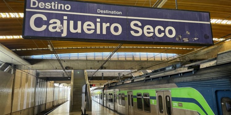 Linha Sul do Metrô do Recife amanhece fechada após pane na rede elétrica
