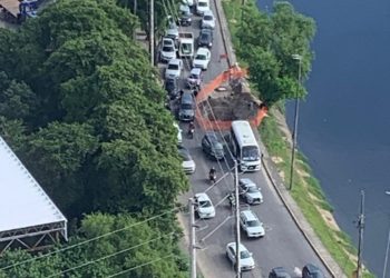 Cratera se abre na via Mangue e dificulta tráfego na Zona Sul do Recife