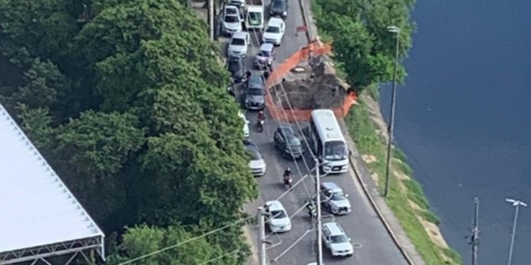 Cratera se abre na via Mangue e dificulta tráfego na Zona Sul do Recife