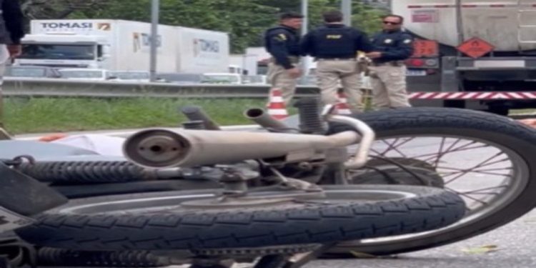 Acidente entre moto e caminhão na BR-101 deixa uma pessoa morta