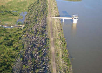 Comporta da barragem de Lagoa do Carro é aberta para evitar transtornos
