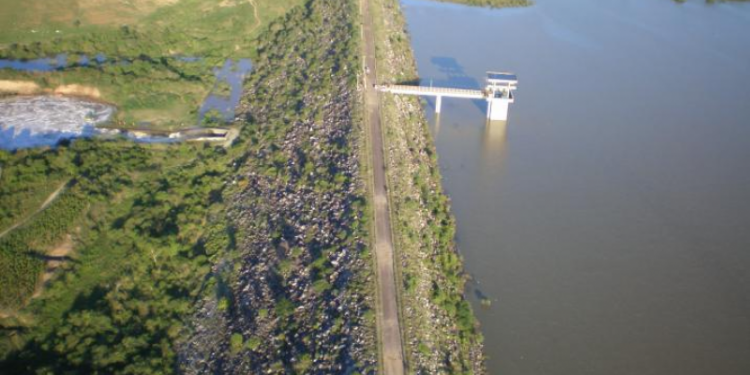 Comporta da barragem de Lagoa do Carro é aberta para evitar transtornos