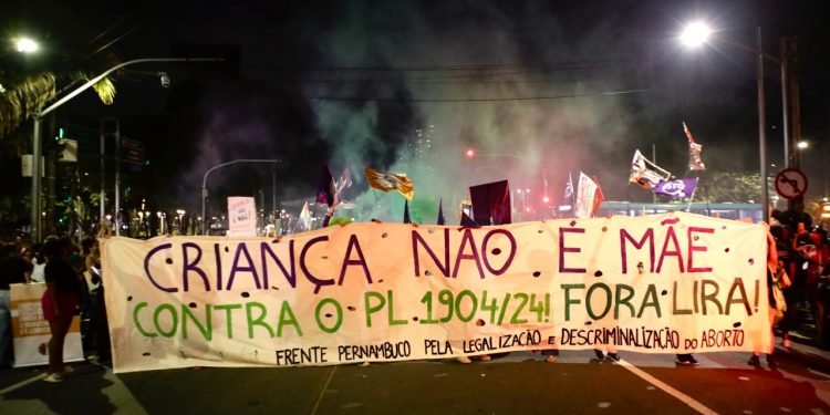Recife: Mulheres e movimentos sociais protestam contra projeto de lei que equipara aborto a homicídio