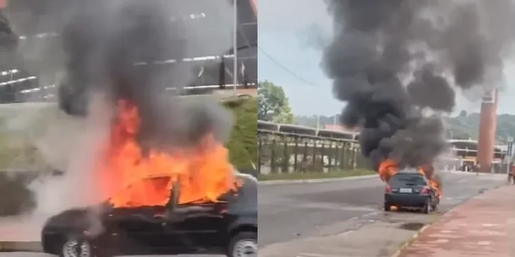 Carro pega fogo próximo ao Cais Santa Rita