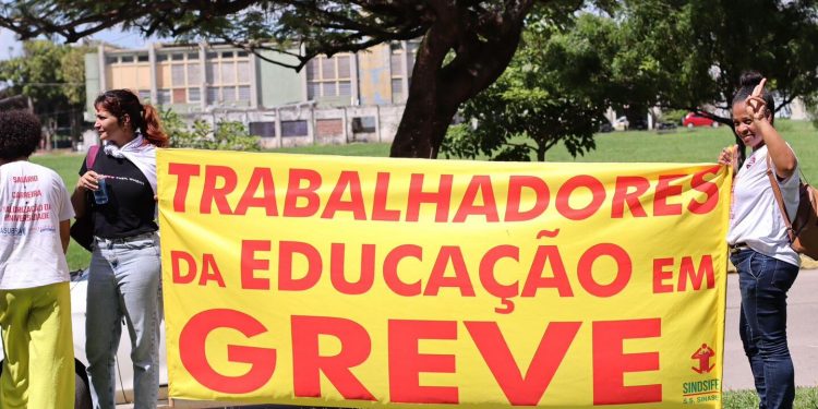 Professores da UFPE em greve são convocados para debater reabertura das negociações