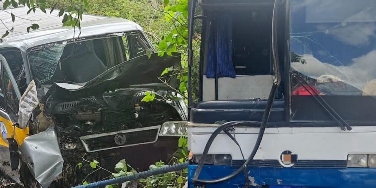 Colisão entre Van e ônibus deixa vários feridos em Moreno