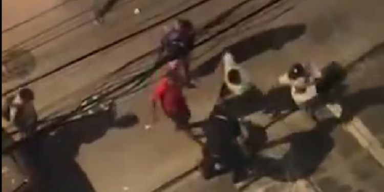 Suspeito por assalto é espancado e preso em Boa Viagem