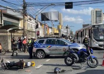 Duas pessoas ficam feridas após colisão entre duas motos no Pina