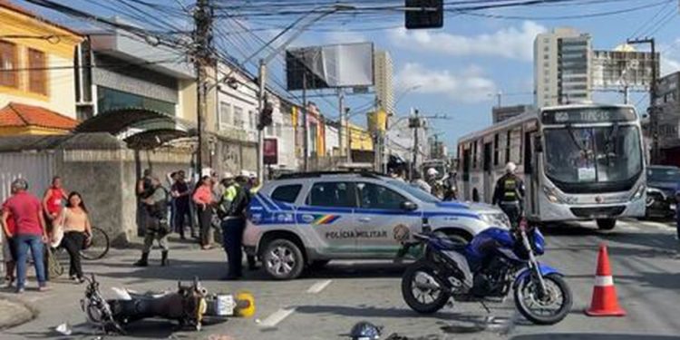 Duas pessoas ficam feridas após colisão entre duas motos no Pina
