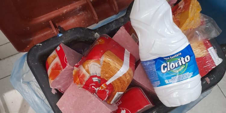 Mais de 35 quilos de alimentos vencidos são descartados em supermercado no Recife