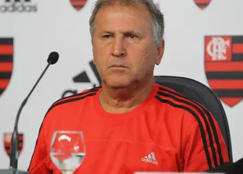 Zico tem mala roubada com itens de valor em frente a hotel em Paris