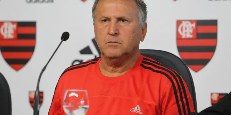 Zico tem mala roubada com itens de valor em frente a hotel em Paris