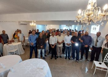 No Cabo , Luciano da Oficina, com apoio do deputado Ossesio , reúne pastores e lideranças políticas