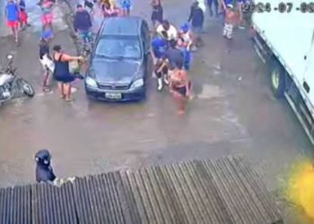 Caminhão desgovernado desce ladeira e deixa duas pessoas feridas em Olinda