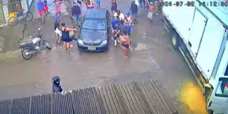 Caminhão desgovernado desce ladeira e deixa duas pessoas feridas em Olinda