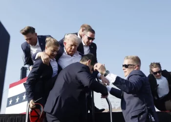 Vídeo mostra atirador no telhado durante disparos contra Trump durante comício