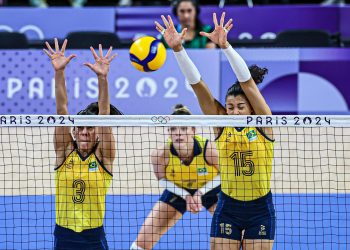 Vôlei feminino estreia com vitória tranquila em Paris