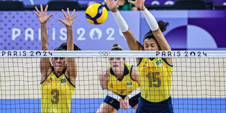Vôlei feminino estreia com vitória tranquila em Paris