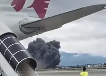 Avião cai logo após decolar, explode e mata 18 no Nepal