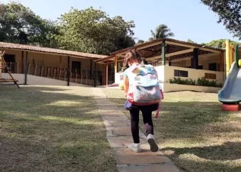 Criança de 4 anos tem mãos presas e boca colada com fita adesiva por professora em creche em Fernando de Noronha