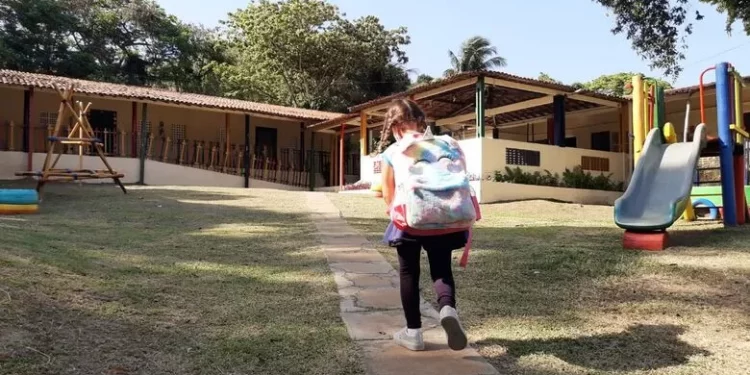 Criança de 4 anos tem mãos presas e boca colada com fita adesiva por professora em creche em Fernando de Noronha