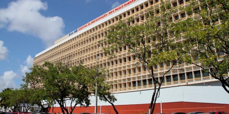 Mulher é baleada pelo ex-companheiro na AV. Recife