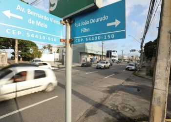 Obra interdita trecho da avenida Bernardo Vieira de Melo