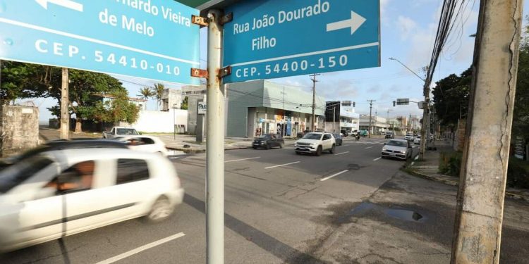 Obra interdita trecho da avenida Bernardo Vieira de Melo