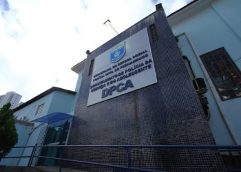 Adolescente é acorrentada pelos pais após ser estuprada pelo irmão